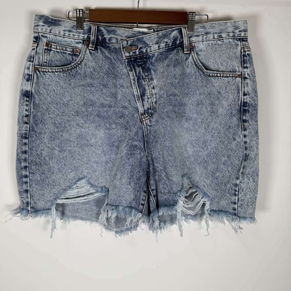 Fashion nova Ripped Cutoff Short Acid Wash Denim‎ Women's NWT Size 16